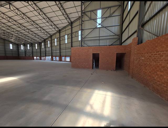 2,199M² WAREHOUSE TO LET IN CROWN